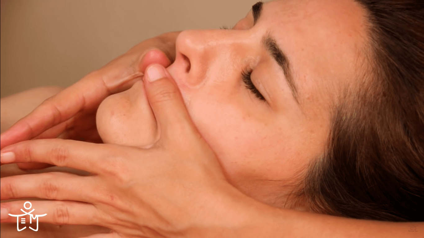 Cómo se hace un masaje drenante