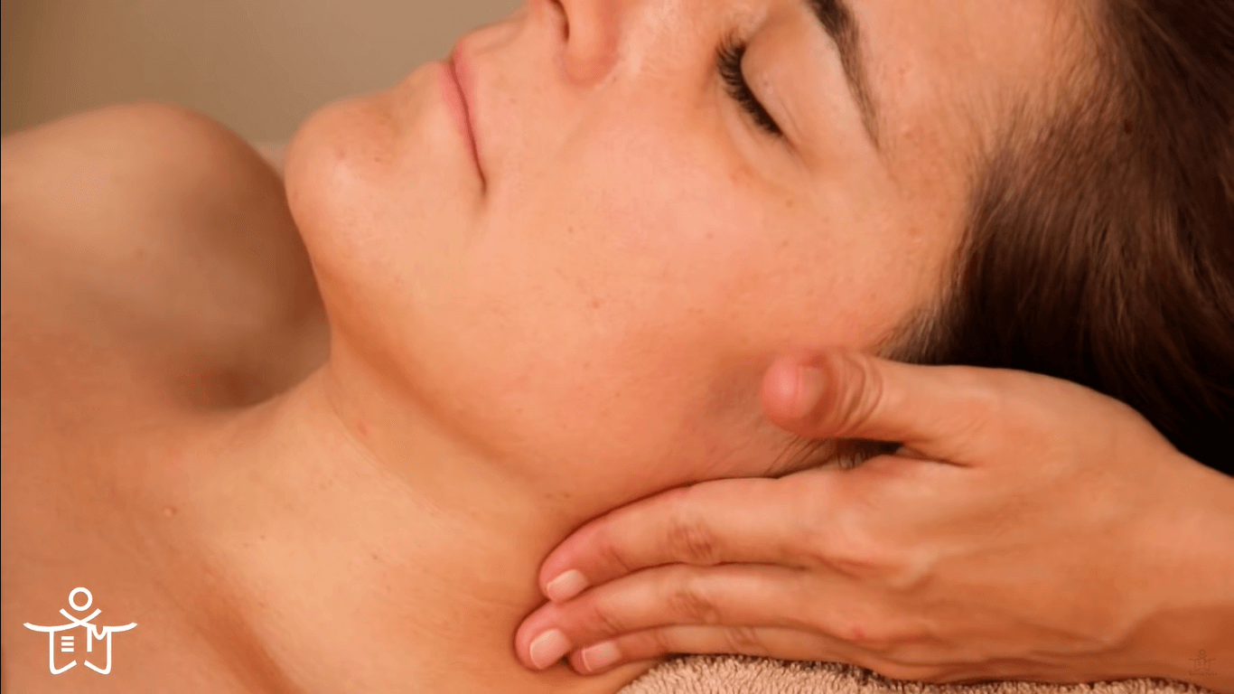 Disminuir el líquido en el rostro con un masaje