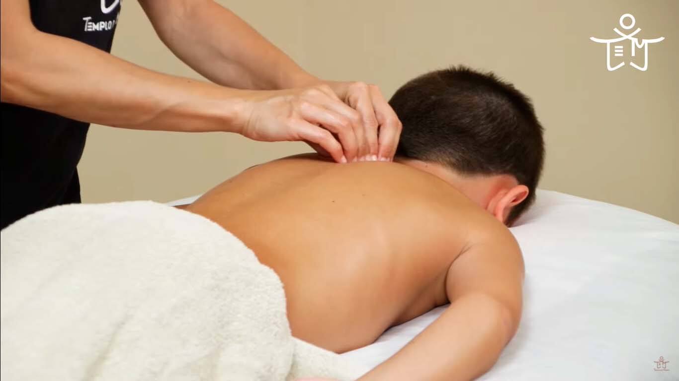 Cómo hacerle un masaje a un niño