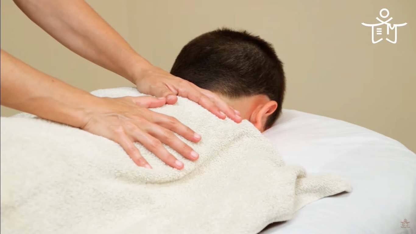 Técnicas de masaje aplicadas a niños