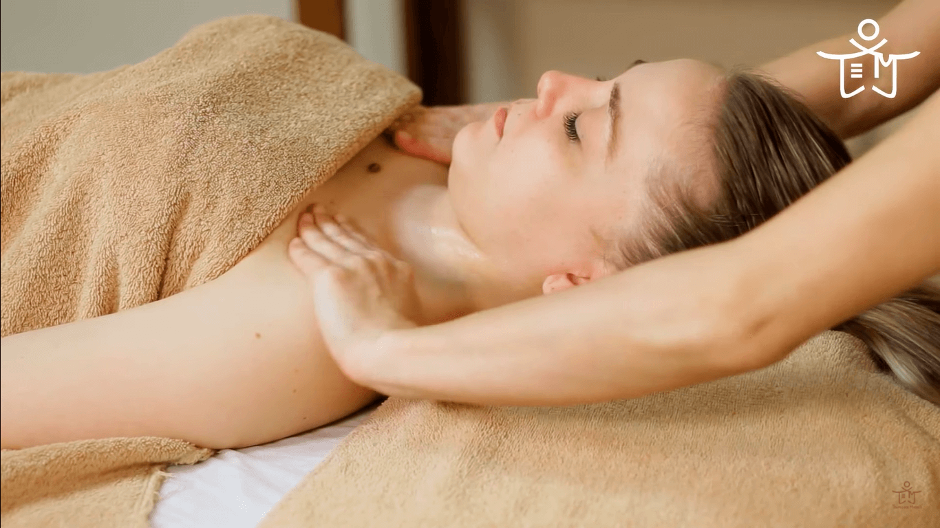 Cómo darle un masaje de cuello a tu pareja