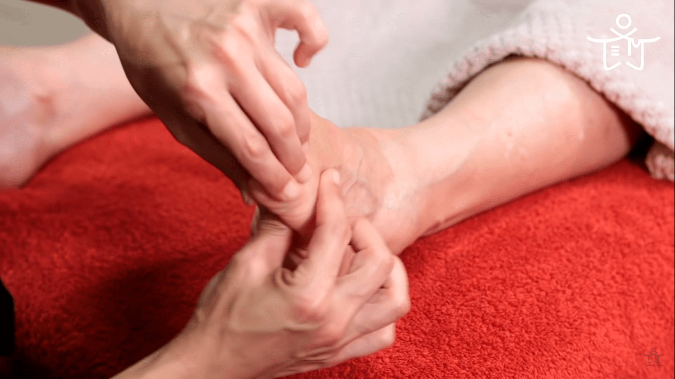 Cómo dar un masaje en el pie