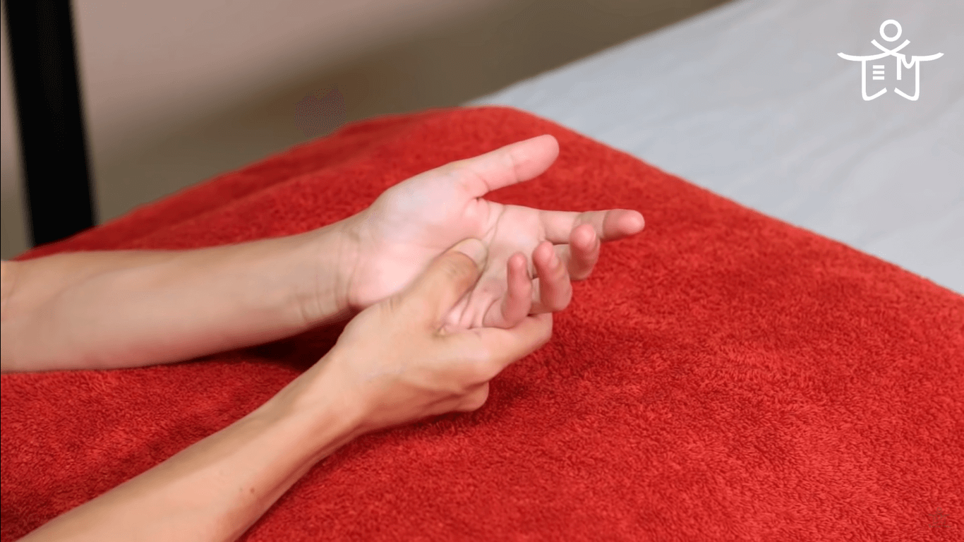 Cómo masajear las manos para reducir molestias