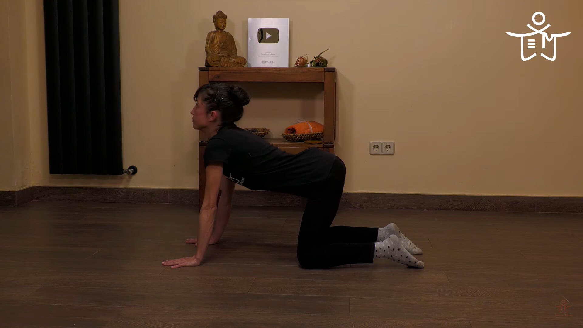 Cómo hacer la postura del gato en yoga