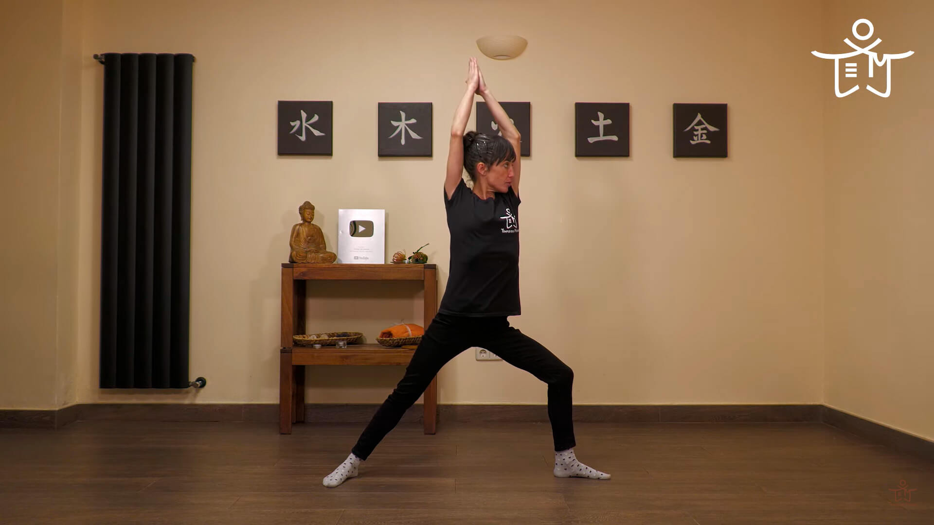 Cómo hacer la postura del guerrero en yoga