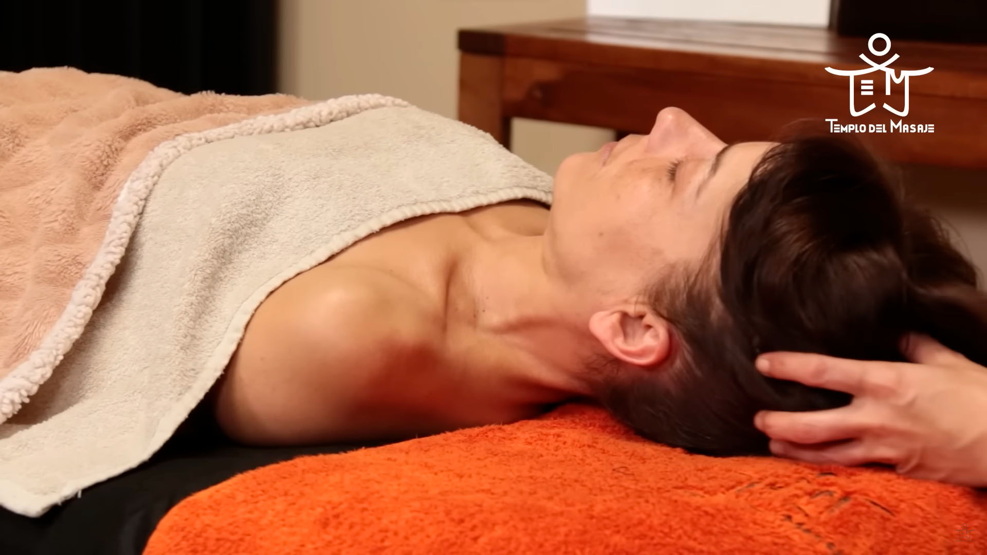 Cómo hacer un masaje de cuello a un paciente