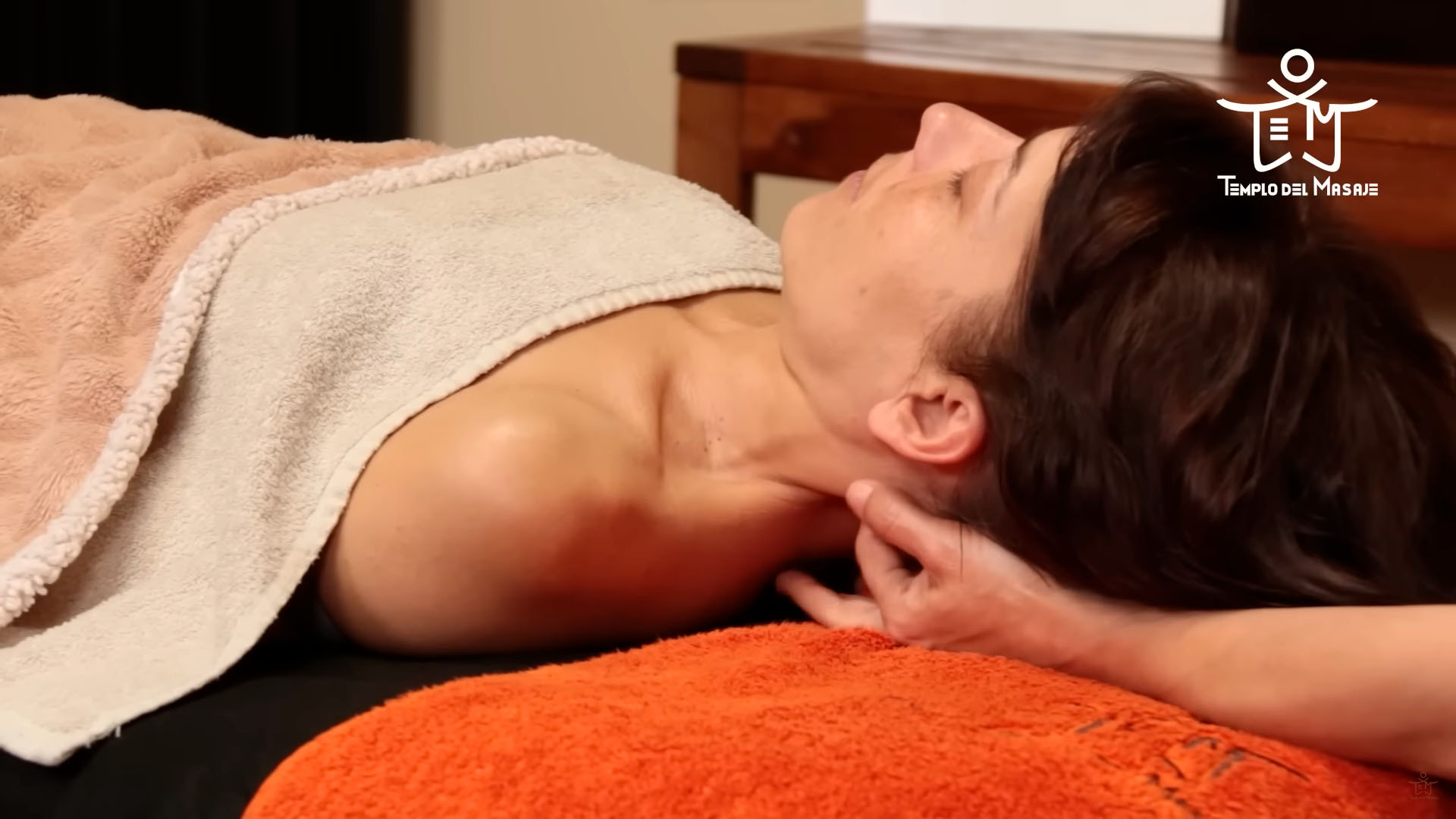 Cómo hacer un masaje de cuello