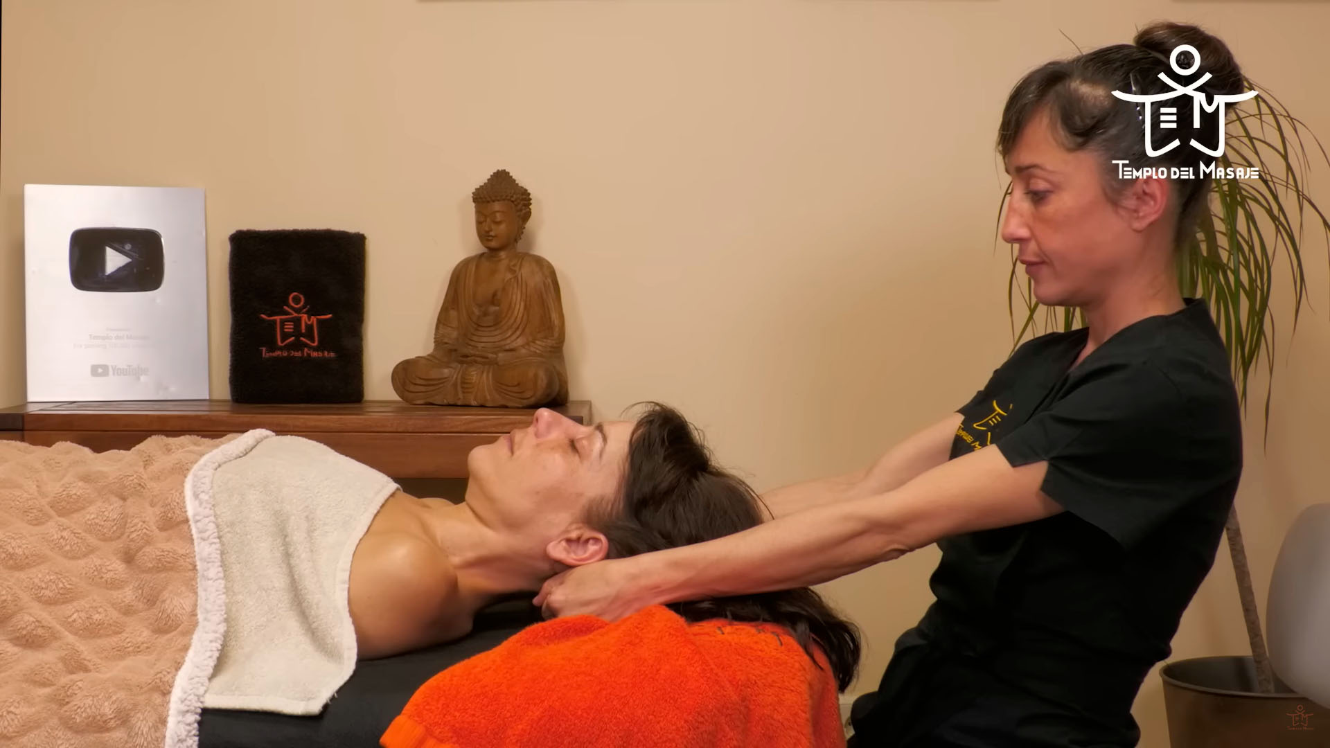 Formas de relajar el cuello con masaje y estiramientos