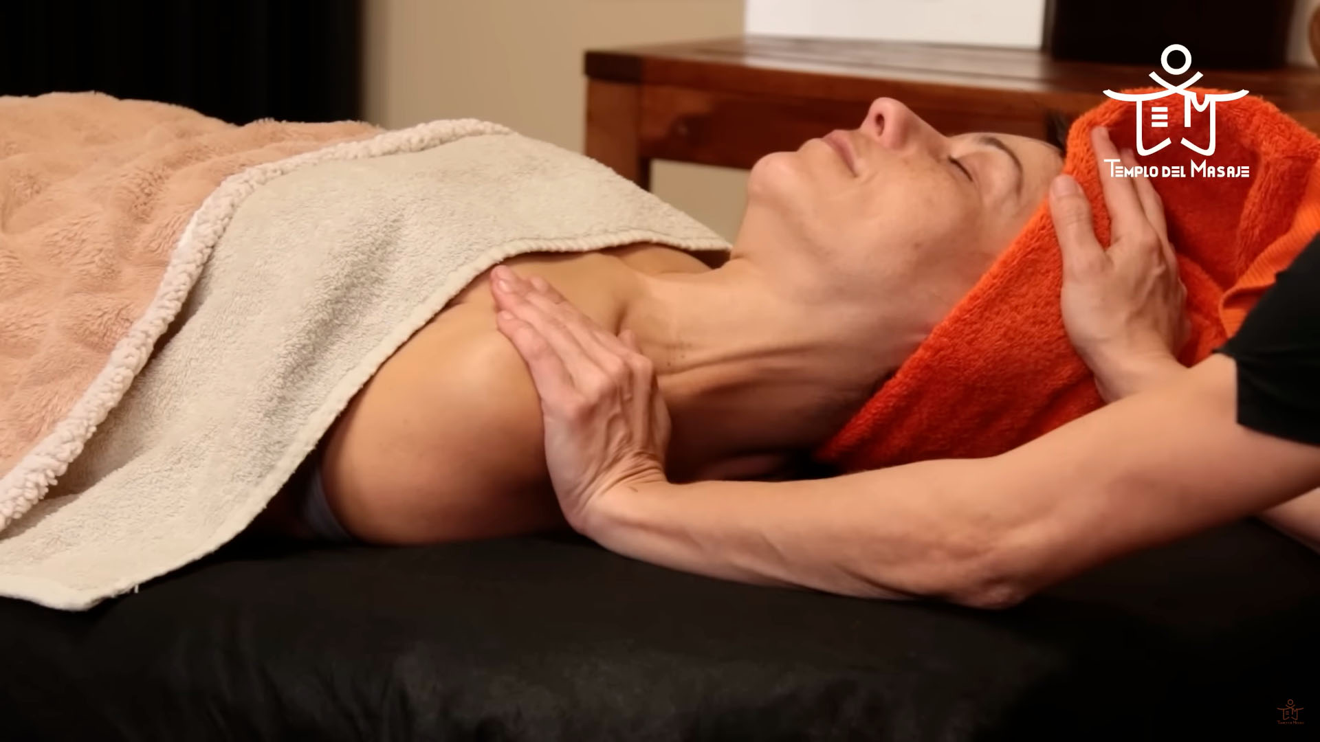 Técnicas de estiramiento del cuello con una toalla